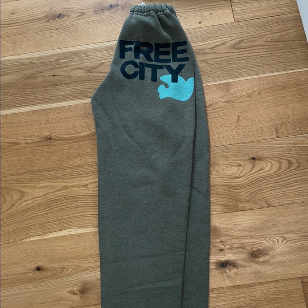 Free city sweats size S